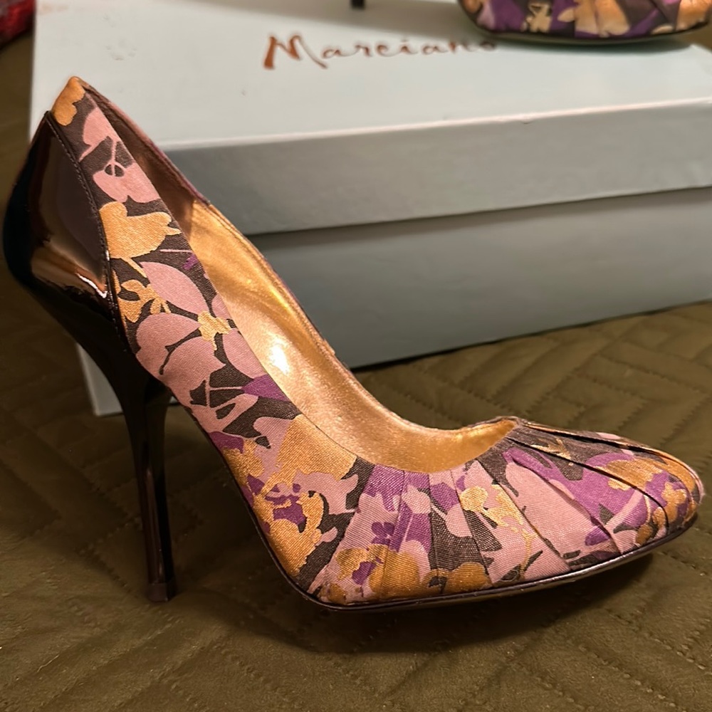 Exquisite Marciano hand painted purple and gold fabric high heeled pump!